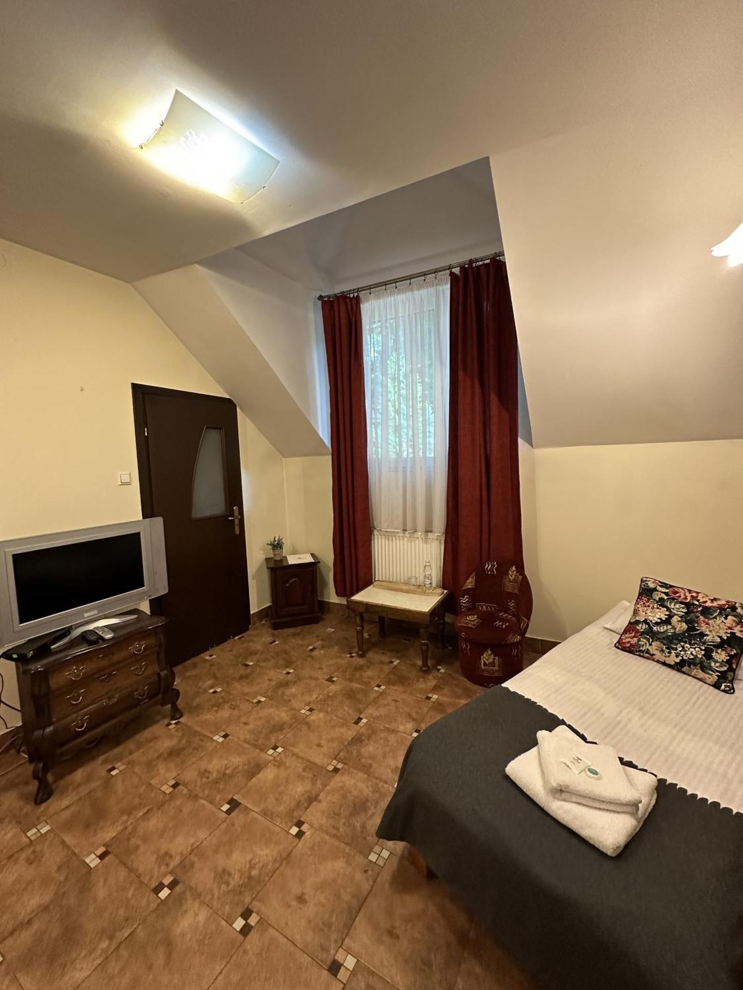 Palac Tarnowskich Hotel & Restauracja & Spa Ostrowiec Swietokrzyski Bagian luar foto